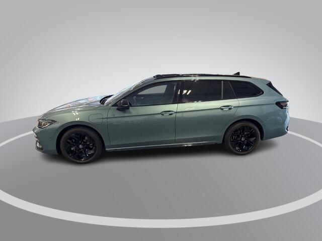 Volkswagen PASSAT Variant 1.5 eTSI 272pk DSG R-Line Edition · Panoramadak · Camera · Inklap. Trekhaak · Harman Kardon Sound · Head-Up Display · Massagefunctie · Garantie t/m 13-03-2030 of 100.000km
