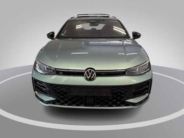 Volkswagen PASSAT Variant 1.5 eTSI 272pk DSG R-Line Edition · Panoramadak · Camera · Inklap. Trekhaak · Harman Kardon Sound · Head-Up Display · Massagefunctie · Garantie t/m 13-03-2030 of 100.000km