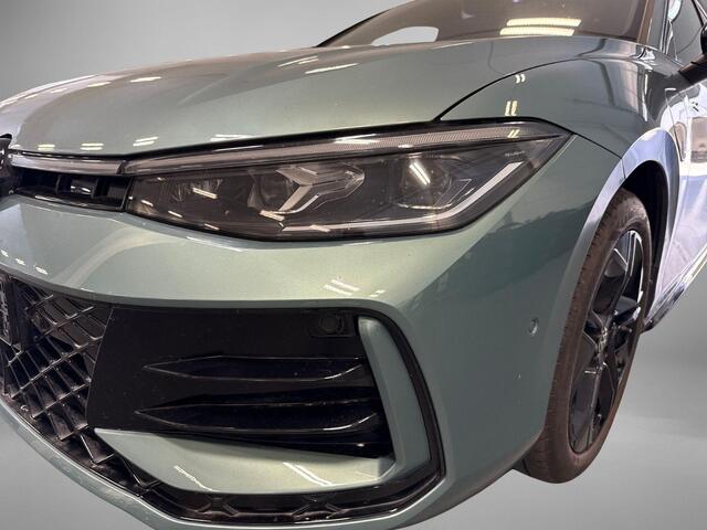 Volkswagen PASSAT Variant 1.5 eTSI 272pk DSG R-Line Edition · Panoramadak · Camera · Inklap. Trekhaak · Harman Kardon Sound · Head-Up Display · Massagefunctie · Garantie t/m 13-03-2030 of 100.000km