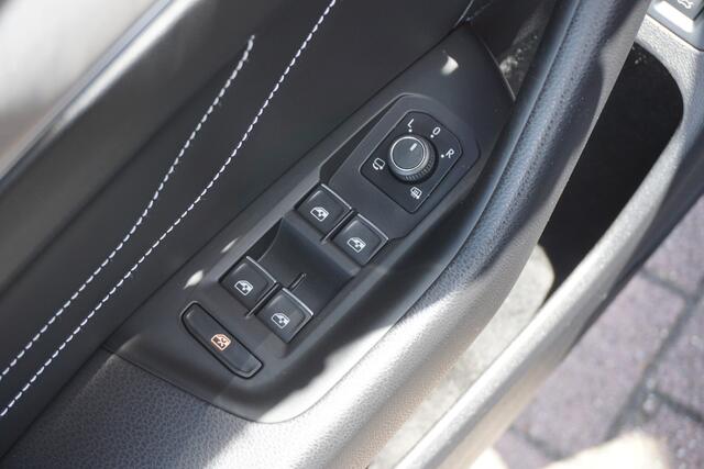 Volkswagen PASSAT Variant 1.5 TSI DSG R-Line Camera | Digital dashboard | Apple Carplay *All in prijs*