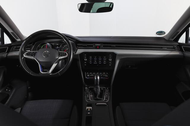 Volkswagen PASSAT Variant 1.4 TSI PHEV GTE Business Automaat | S/K-Panodak | Adapt. Cruise | Stoel-+Stuurverw. | PDC | 360 Camera | NAV + App. Connect | ECC | Elek. Trekhaak | Elek. Klep | LM 17" |