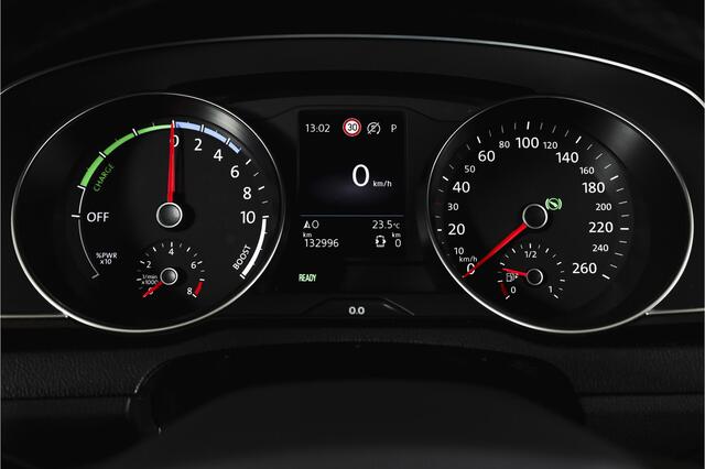 Volkswagen PASSAT Variant 1.4 TSI PHEV GTE Business Automaat | S/K-Panodak | Adapt. Cruise | Stoel-+Stuurverw. | PDC | 360 Camera | NAV + App. Connect | ECC | Elek. Trekhaak | Elek. Klep | LM 17" |