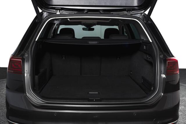 Volkswagen PASSAT Variant 1.4 TSI PHEV GTE Business Automaat | S/K-Panodak | Adapt. Cruise | Stoel-+Stuurverw. | PDC | 360 Camera | NAV + App. Connect | ECC | Elek. Trekhaak | Elek. Klep | LM 17" |
