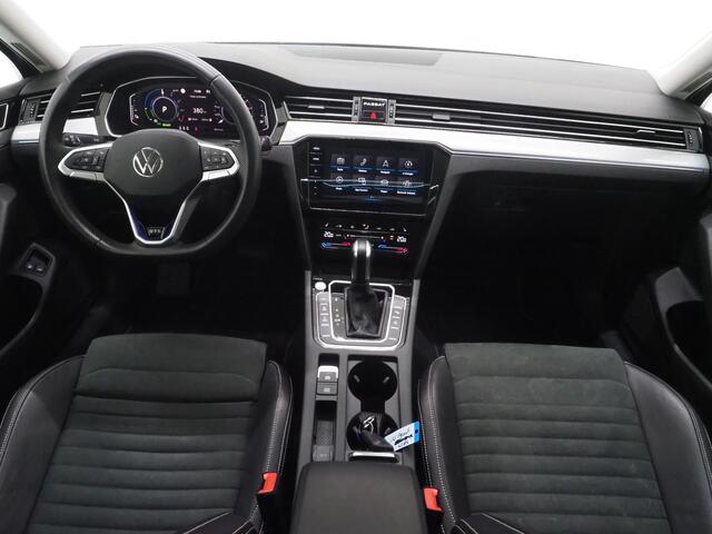 Volkswagen PASSAT Variant 1.4 TSI PHEV GTE | Panoramadak | Leder/Alcantara | Trekhaak | Massage | 360 | Sfeerlicht | Keyless