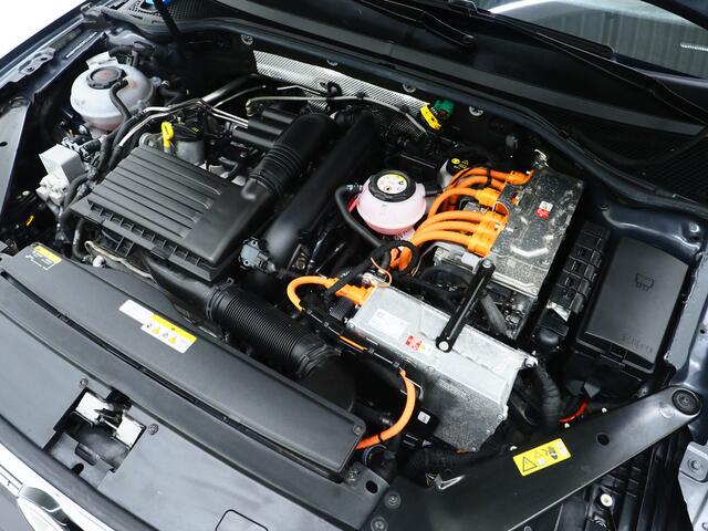 Volkswagen PASSAT Variant 1.4 TSI PHEV GTE | Panoramadak | Leder/Alcantara | Trekhaak | Massage | 360 | Sfeerlicht | Keyless