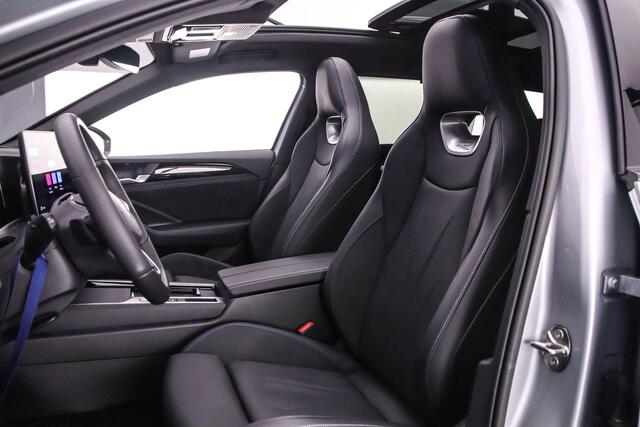Volkswagen PASSAT Variant R-Line Edition 1.5 TSI eHybrid 272pk DSG Automaat Trekhaak, Lederen bekleding, Black Style, Adaptive cruise control, Harman Kardon audio