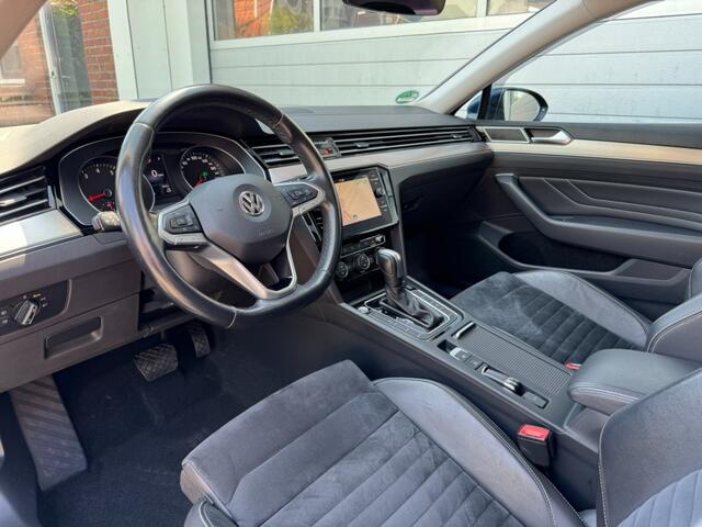 Volkswagen PASSAT Variant 1.5TSI 150PK Elegance Business R Pano Camera ACC Led Trekhaak