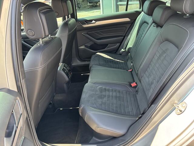 Volkswagen PASSAT Variant 1.5 TSI R-Line Business + / Trekhaak / Applecarplay / Android Auto / Navi / Ergostoelen / digital Cockpit /