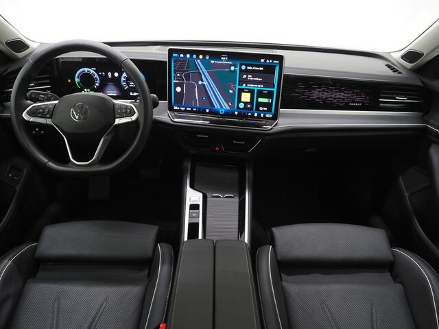 Volkswagen PASSAT Variant 1.5 eHybrid Elegance | 5 Jaar Garantie | Panoramadak | Leder | Trekhaak | Harman/Kardon | HUD | 360 | Sfeerlicht | Keyless