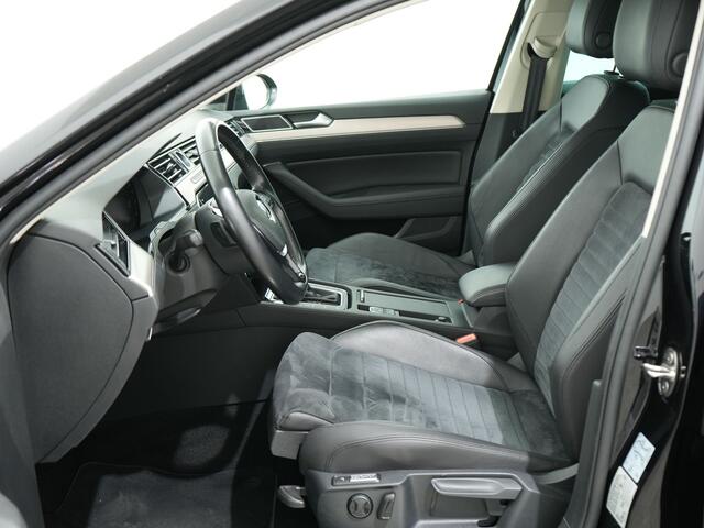 Volkswagen PASSAT Variant 1.5 TSI 150PK HIGHLINE DSG | Trekhaak | Leer/Alcantara | Zeer goed onderhouden