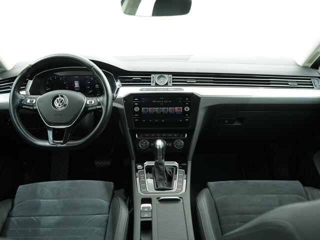 Volkswagen PASSAT Variant 1.5 TSI 150PK HIGHLINE DSG | Trekhaak | Leer/Alcantara | Zeer goed onderhouden
