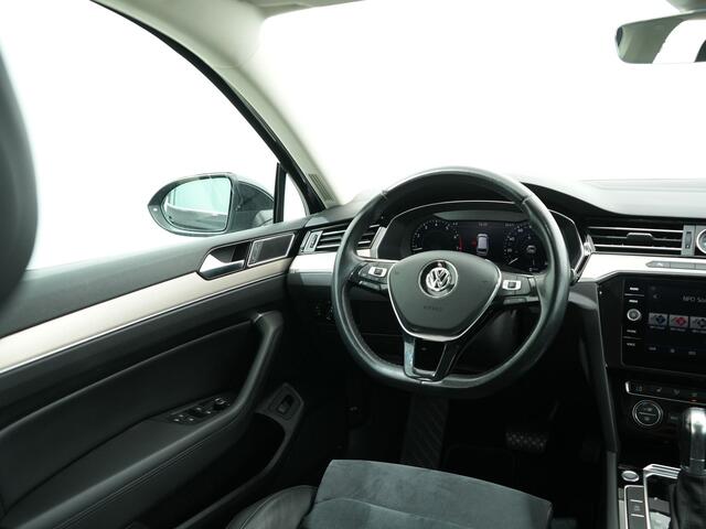 Volkswagen PASSAT Variant 1.5 TSI 150PK HIGHLINE DSG | Trekhaak | Leer/Alcantara | Zeer goed onderhouden