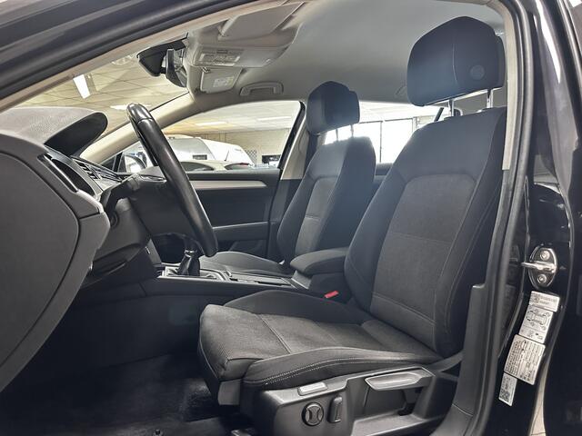 Volkswagen PASSAT Variant 1.4 TSI Connected Series/ Camera/ 16'' LMV/ DAB+/ LED koplampen/ Apple + Android/ Groot Navi/ Clima/ Cruise/ Elek. pakket/ Isofix/ Bluetooth/ Multi. LEDER. Stuur/ Mistl./ PDC V+A/ Chroom.