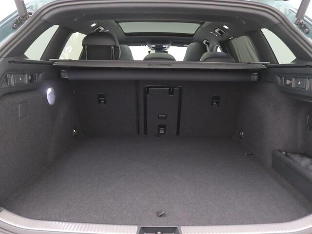 Volkswagen PASSAT Variant 1.5 eHybrid R-Line Edition Black Style 272PK DSG SOH 100%, Pano-Schuifdak, Trekhaak, Keyless, Side Assist, Elektr. Achterklep, Voorruitverwarming, Stoel-Stuurverwarming, 18" LM Velgen, Navi