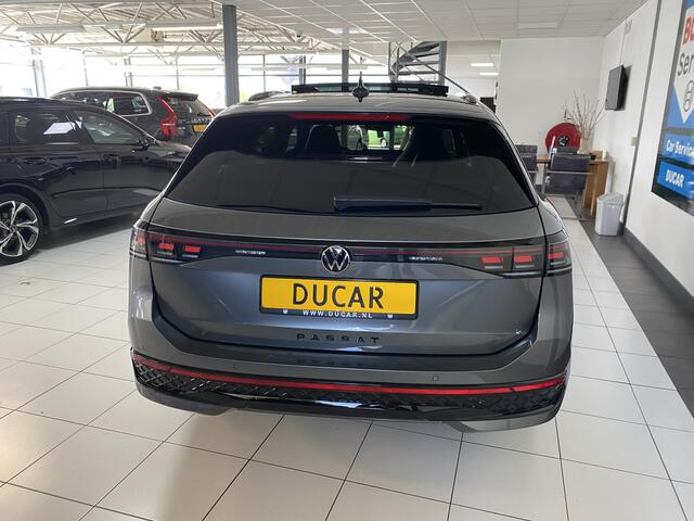 Volkswagen PASSAT Variant 1.5 eHybrid R-Line Edition 272 PK Panoramadak /Trekhaak /Carplay / Stoelverwarming/ koeling