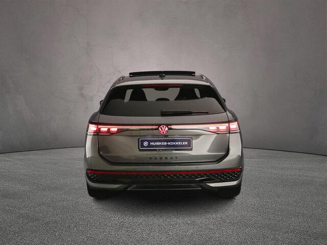 Volkswagen PASSAT Variant R-Line Edition 1.5 TSI eHybrid 272pk DSG Automaat Trekhaak, Panoramadak, Adaptive cruise control, Black Style, Navigatie, LED matrix koplampen