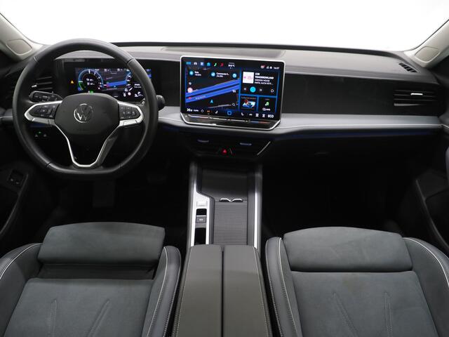 Volkswagen PASSAT Variant 1.5 eHybrid 204PK | Leder/Alcantara | Massage | Sfeerlicht | Camera | Keyless | Adaptive Cruise | Carplay