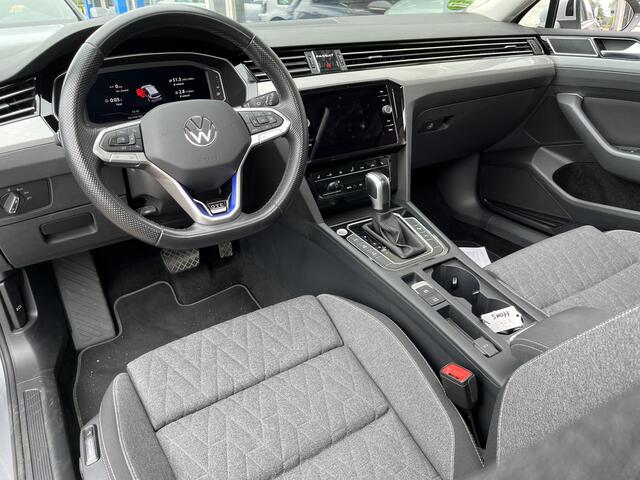 Volkswagen PASSAT Variant 1.4 TSI PHEV GTE / AUTOMAAT/ PANO/ TREKHAAK/ APP-CONNECT/ PARK.SENSOR.V+A/ CAMERA/ STUUR+STOELVERWARM./ DCC/ ACC/ MASSAGE/ ELEK.ACHTERKLEP/ DODEHOEK/ KEYLESS/ DIGITAL DASH/ NAVI/ DAB/ CLIMA/ LED/ 18'' LMV
