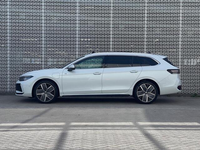 Volkswagen PASSAT Variant 1.5 eHybrid 204PK DSG R-Line Edition / Resterende Fabrieksgarantie tot 30-09 2029 / Trekhaak / Harman Kardon / Head-up Display / Ergo Active / 19'' LMV / VW