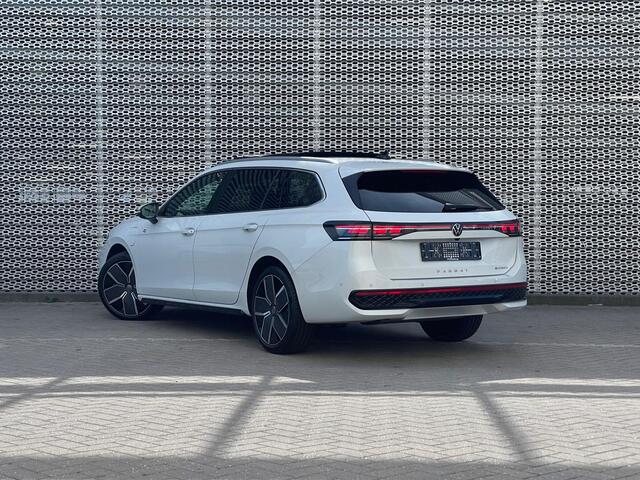 Volkswagen PASSAT Variant 1.5 eHybrid 204PK DSG R-Line Edition / Resterende Fabrieksgarantie tot 30-09 2029 / Trekhaak / Harman Kardon / Head-up Display / Ergo Active / 19'' LMV / VW
