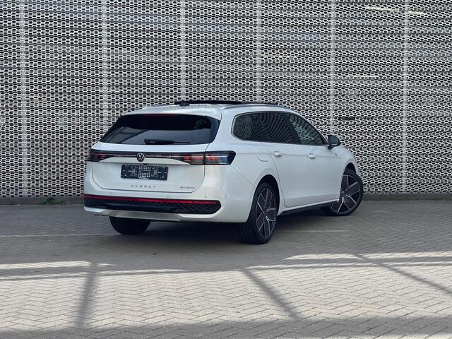 Volkswagen PASSAT Variant 1.5 eHybrid 204PK DSG R-Line Edition / Resterende Fabrieksgarantie tot 30-09 2029 / Trekhaak / Harman Kardon / Head-up Display / Ergo Active / 19'' LMV / VW