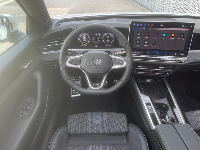 Volkswagen PASSAT Variant 1.5 eHybrid 204PK DSG R-Line Edition / Resterende Fabrieksgarantie tot 30-09 2029 / Trekhaak / Harman Kardon / Head-up Display / Ergo Active / 19'' LMV / VW