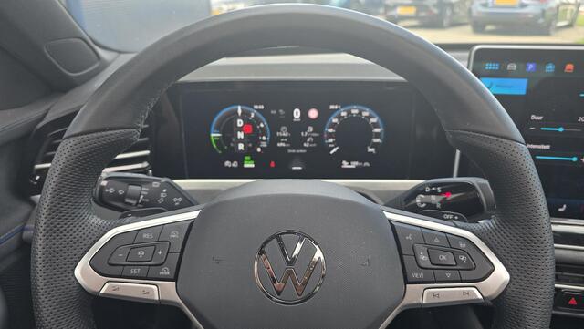 Volkswagen PASSAT Variant 1.5 eHybrid R-Line Edition |NAP|Pano|ACC|IQLight|Massage|Stoel&Stuurverwarming