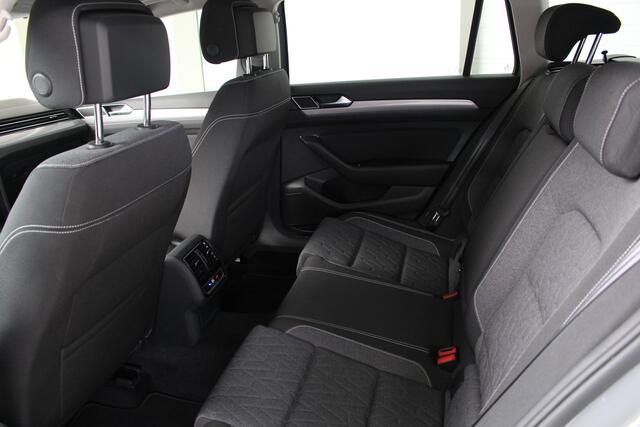 Volkswagen PASSAT Variant 1.5 TSI Business Navigatie | IQ-Light | 360 Camera | Lichtmetalen Velgen