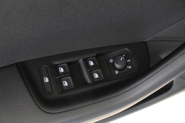 Volkswagen PASSAT Variant 1.5 TSI Business Navigatie | IQ-Light | 360 Camera | Lichtmetalen Velgen