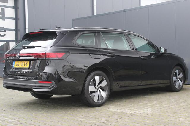 Volkswagen PASSAT Variant 1.5 eTSI 150 pk | Incl. 12 maanden Garantie | Stoel/stuur verwarming | Achteruitrijcamera | Adaptive cruise controle | Dodehoekdetectie | Parkeersensoren V+A | Navigatie | Apple CarPlay/Android Auto | Draadloze telefoonlader | Climate controle | Lane assist | Keyless start | LED Koplampen | 17 Inch LMV | Schakelmogelijkheid aan stuurwiel |