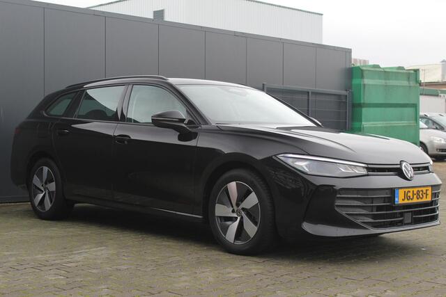 Volkswagen PASSAT Variant 1.5 eTSI 150 pk | Incl. 12 maanden Garantie | Stoel/stuur verwarming | Achteruitrijcamera | Adaptive cruise controle | Dodehoekdetectie | Parkeersensoren V+A | Navigatie | Apple CarPlay/Android Auto | Draadloze telefoonlader | Climate controle | Lane assist | Keyless start | LED Koplampen | 17 Inch LMV | Schakelmogelijkheid aan stuurwiel |