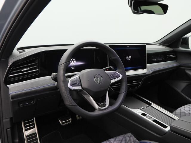 Volkswagen PASSAT R-Line Edition 1.5 eHybrid 204 PK | Trekhaak | Panoramadak | Black Style | Camera | 19 Inch | Elektrische Stoelen