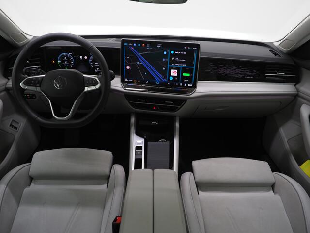 Volkswagen PASSAT Variant 1.5 eHybrid Elegance 204PK | 5 Jaar Garantie | Panoramadak | Leder/Alcantara | Massage | Trekhaak | HUD | Keyless | Sfeerlicht