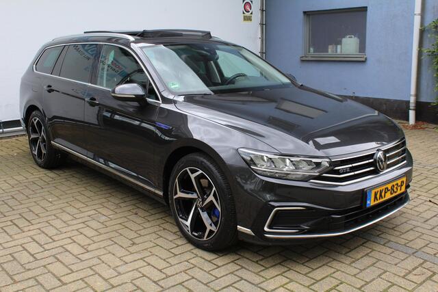 Volkswagen PASSAT Variant 1.4 TSI PHEV GTE Business | Incl. 12 maanden Garantie | SoH 100 % | Panorama dak | Stoelmassage | Adaptive cruise | Achteruitrijcamera | Keyless entry/start | Stoel/stuur verwarming | Elektrische kofferbakklep | Apple CarPlay/Android Auto | Climate controle | Navigatie | Standkachel | Lederen bekleding | Dodehoekdetectie |