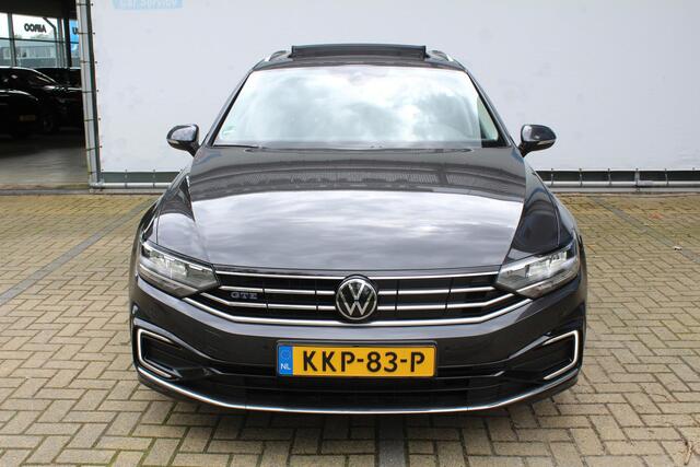 Volkswagen PASSAT Variant 1.4 TSI PHEV GTE Business | Incl. 12 maanden Garantie | SoH 100 % | Panorama dak | Stoelmassage | Adaptive cruise | Achteruitrijcamera | Keyless entry/start | Stoel/stuur verwarming | Elektrische kofferbakklep | Apple CarPlay/Android Auto | Climate controle | Navigatie | Standkachel | Lederen bekleding | Dodehoekdetectie |