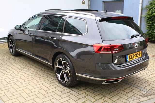 Volkswagen PASSAT Variant 1.4 TSI PHEV GTE Business | Incl. 12 maanden Garantie | SoH 100 % | Panorama dak | Stoelmassage | Adaptive cruise | Achteruitrijcamera | Keyless entry/start | Stoel/stuur verwarming | Elektrische kofferbakklep | Apple CarPlay/Android Auto | Climate controle | Navigatie | Standkachel | Lederen bekleding | Dodehoekdetectie |