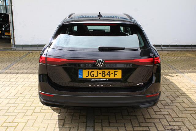 Volkswagen PASSAT Variant 1.5 eTSI 150 pk | Incl. 12 maanden Garantie | Stoel/stuur verwarming | Achteruitrijcamera | Adaptive cruise controle | Dodehoekdetectie | Parkeersensoren V+A | Navigatie | Apple CarPlay/Android Auto | Draadloze telefoonlader | Climate controle | Lane assist | Keyless start | LED Koplampen | 18 Inch LMV | Schakelmogelijkheid aan stuurwiel |