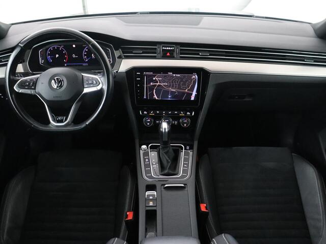 Volkswagen PASSAT Variant 1.5 TSI Elegance Business R | R-line | Leder/alcantara | Adaptive cruise | Stoelverwarming | Climate control | Keyless | Camera | Park assist | Carplay | Full LED