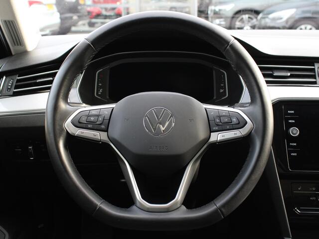 Volkswagen PASSAT Variant 1.5 TSI Business | PANORAMISCH SCHUIFDAK | WINTER PAKKET | APPLE CARPLAY | TREKHAAK |