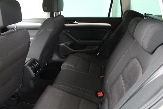 Volkswagen PASSAT Variant 1.5 TSI DSG Comfortline Navigatie | Camera | Trekhaak | Stoelverwarming