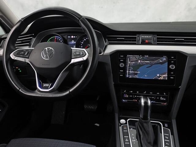Volkswagen PASSAT Variant 1.4 TSI PHEV GTE 218Pk Automaat (APPLE CARPLAY, SOH 88,9%, GROOT NAVI, CAMERA, TREKHAAK, KEYLESS, SPORTSTOELEN, STOELVERWARMING, GETINT GLAS, NIEUWSTAAT)