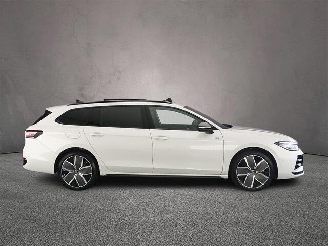 Volkswagen PASSAT Variant R-Line Edition 1.5 TSI eHybrid 272pk DSG Automaat Trekhaak, 360 camera, Panoramadak, Adaptive cruise control, LED matrix koplampen