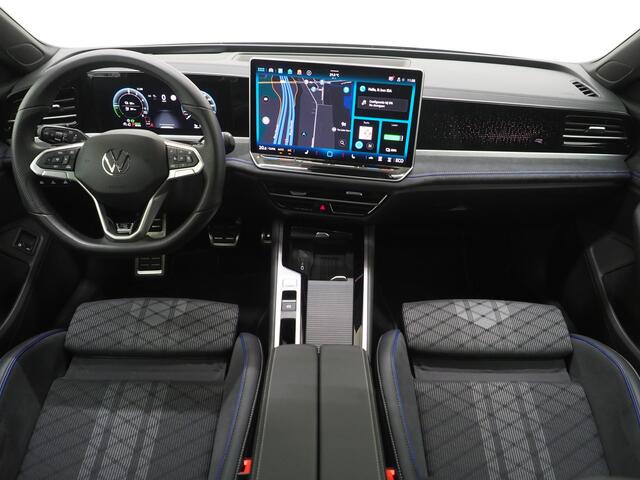 Volkswagen PASSAT Variant 1.5 eHybrid R-Line Edition | 5 Jaar Garantie | Panoramadak | Trekhaak | Massage | 360 | HUD | Sfeerlicht | Keyless