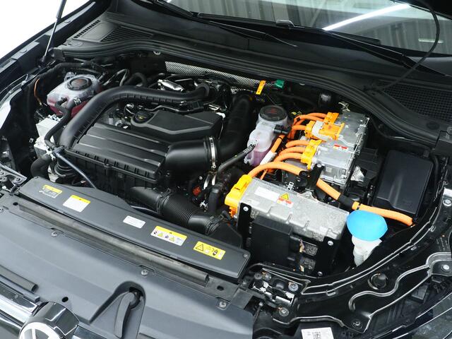 Volkswagen PASSAT Variant 1.5 eHybrid R-Line Edition | 5 Jaar Garantie | Panoramadak | Trekhaak | Massage | 360 | HUD | Sfeerlicht | Keyless