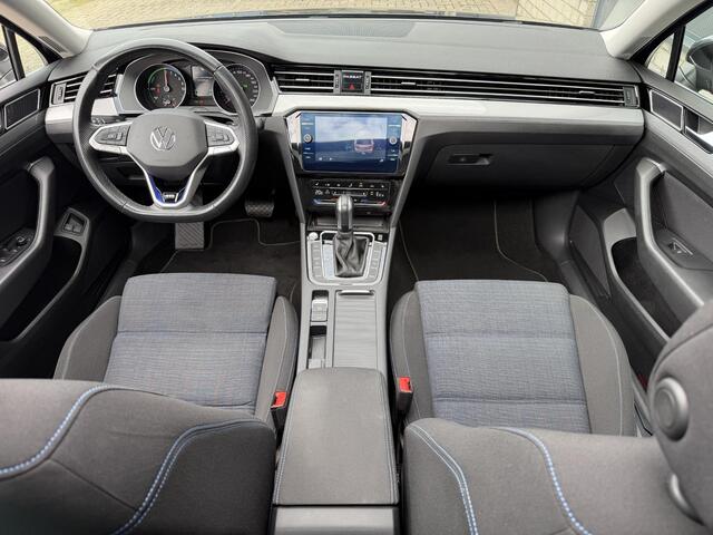 Volkswagen PASSAT Variant 1.4 TSI PHEV GTE Business 18"/Panoramadak/Trekhaak/Camera/PDC v+a/Elektrische klep/Apple Carplay & Android Auto