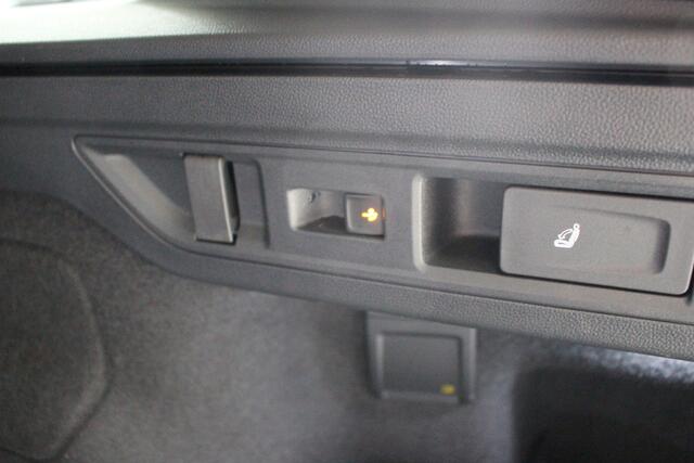 Volkswagen PASSAT Variant 1.5 eHybrid Business Trekhaak | Navigatie | Stoelverwarming | Head-Up Display |