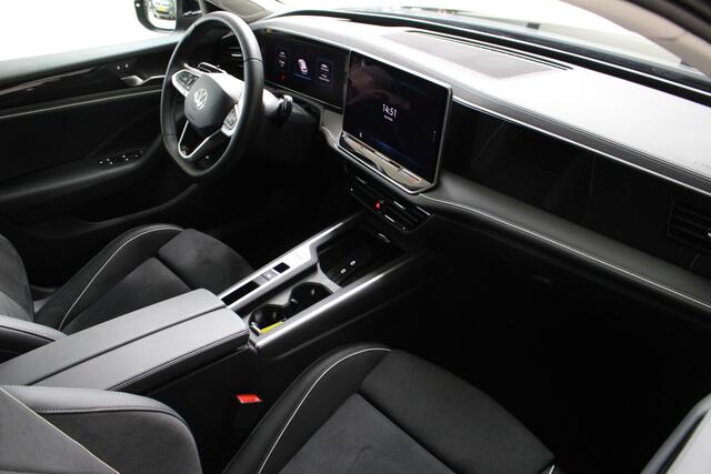Volkswagen PASSAT Variant 1.5 eHybrid Business Trekhaak | Navigatie | Stoelverwarming | Head-Up Display |