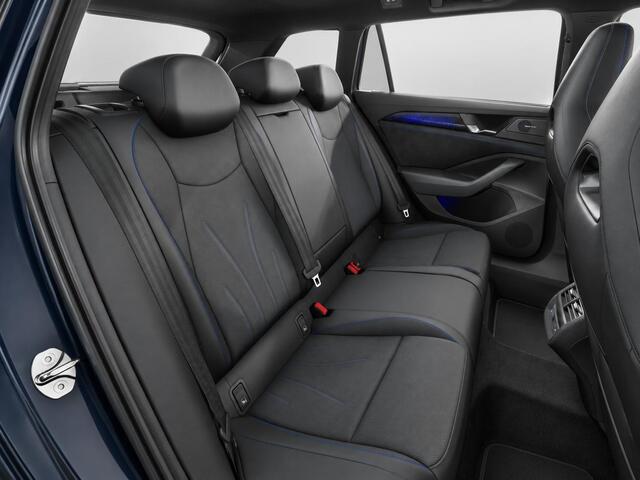 Volkswagen PASSAT Variant 1.5 eHybrid R-Line Edition 272PK DSG Panoramadak, Trekhaak, Black Style, Leder, Memorystoelen, Harman Kardon Audio, Head-Up Display, 19" LM Velgen, Elektr. Achterklep