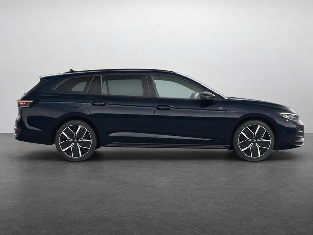 Volkswagen PASSAT Variant 1.5 eHybrid R-Line Edition 272PK DSG Panoramadak, Trekhaak, Black Style, Leder, Memorystoelen, Harman Kardon Audio, Head-Up Display, 19" LM Velgen, Elektr. Achterklep
