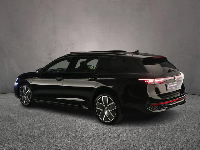 Volkswagen PASSAT Variant R-Line Edition 1.5 TSI eHybrid 272pk DSG Automaat Trekhaak, Black Style, Panoramadak, Adaptive cruise control, Navigatie, Achteruitrijcamera